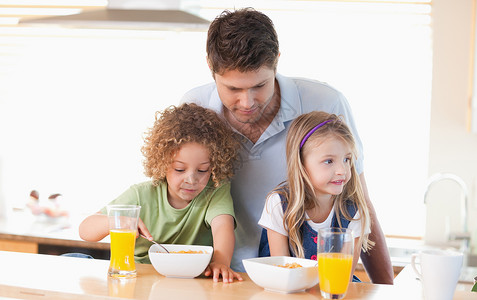 年幼父亲与子女一起吃早餐幸福高清图片素材