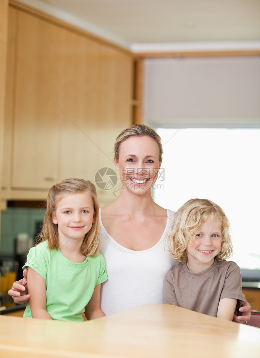 母亲与女儿和儿子一起在厨房的厨房里图片