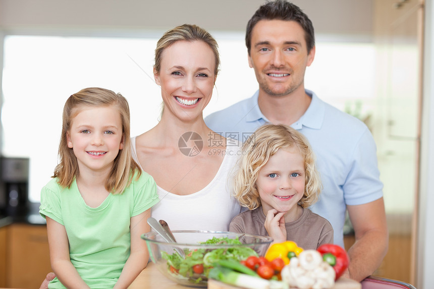 家庭在厨房里站着童年黄瓜桌子中年人男人母亲兄弟姐妹蔬菜沙拉食物图片