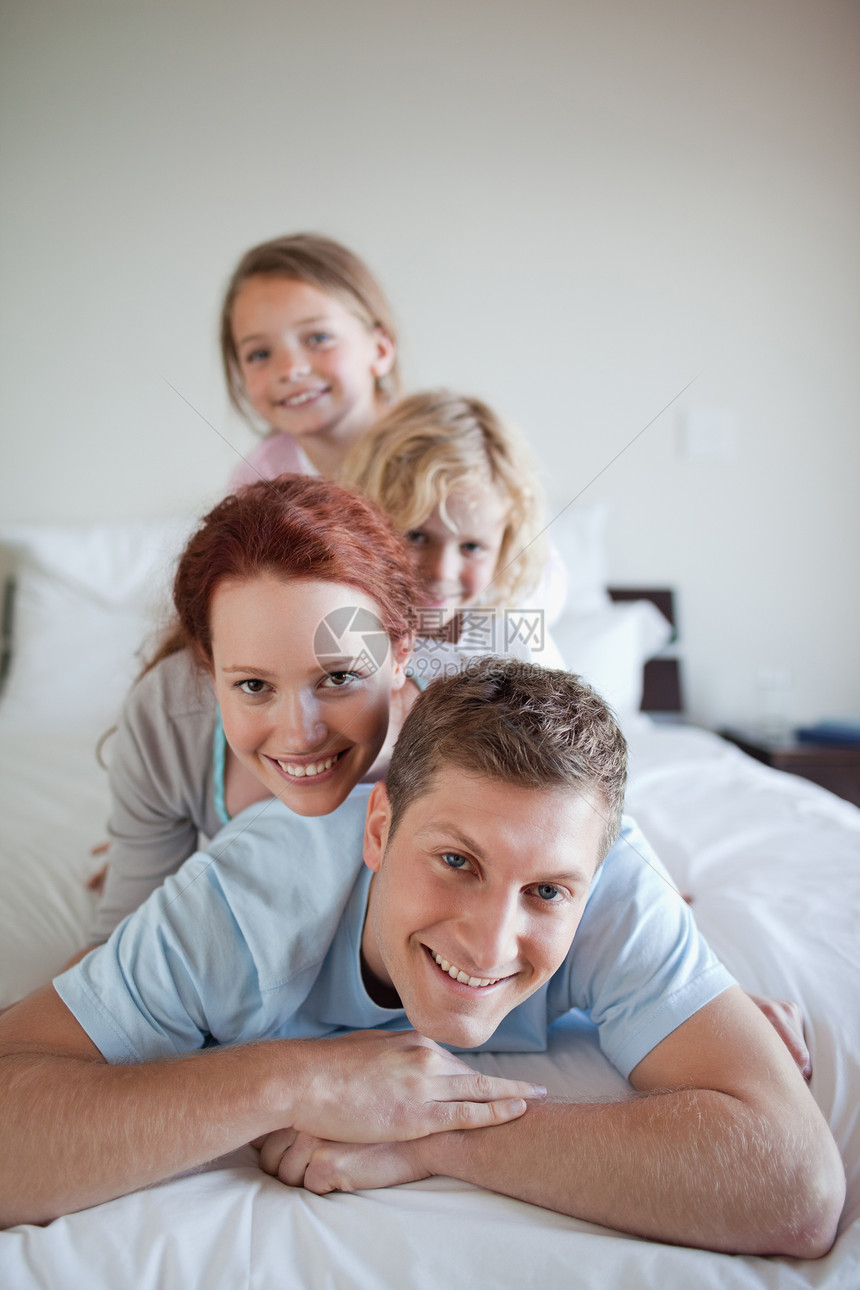 一家人一起在床上玩乐图片