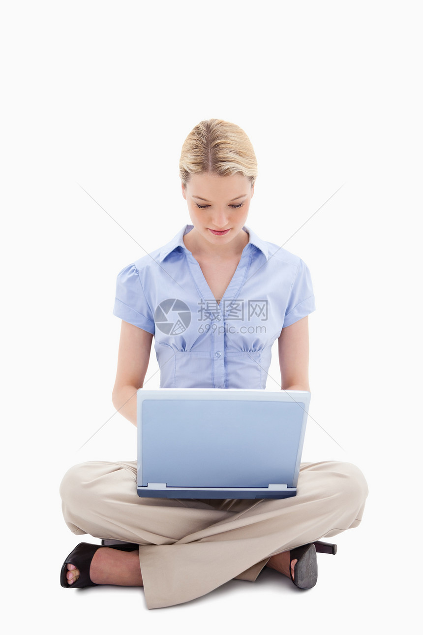 坐在笔记本电脑上工作的妇女图片