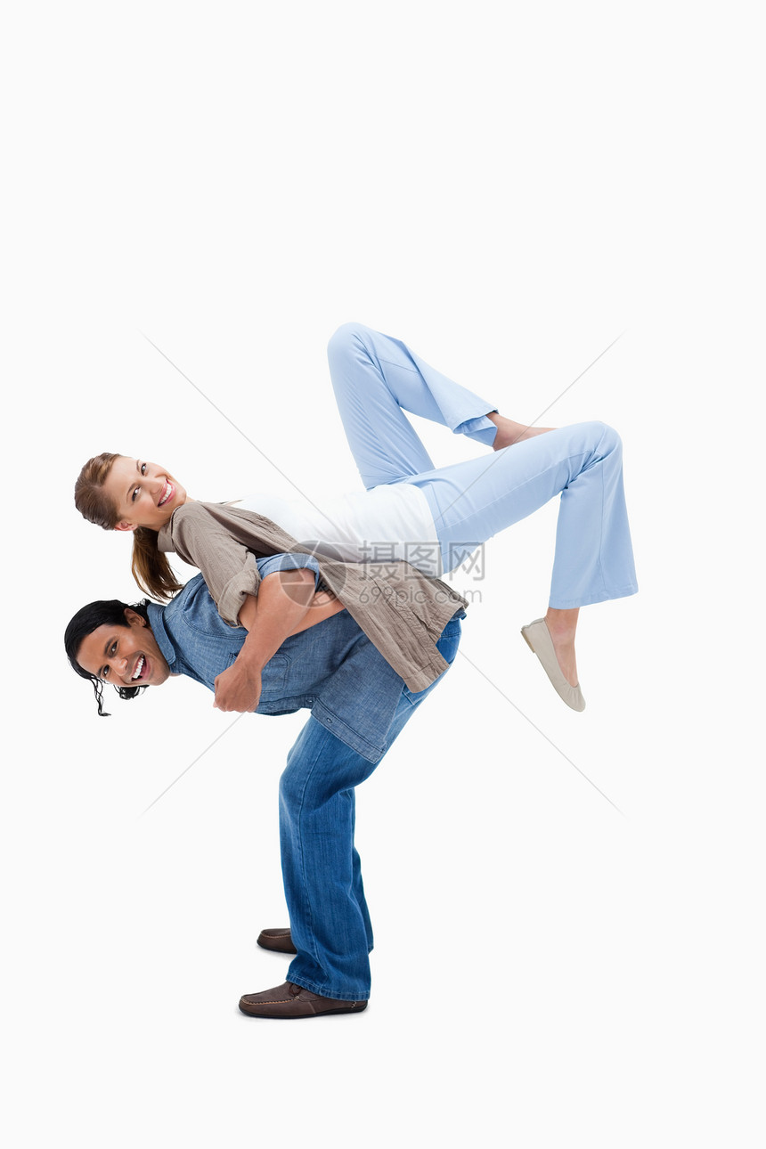 男人背着他的女朋友举起他的女友图片
