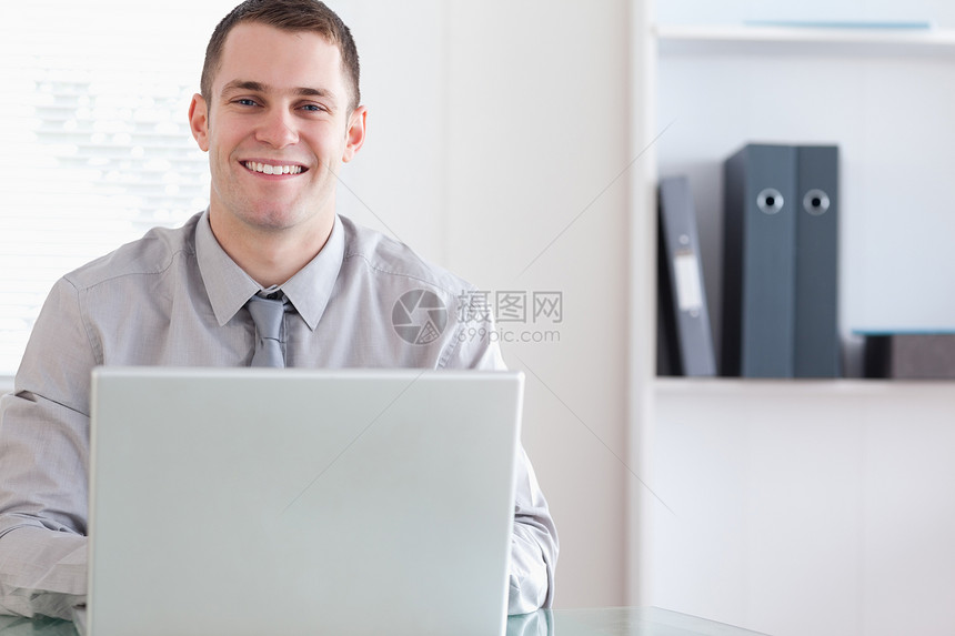 在笔记本电脑上工作的快乐商务人士屏幕商务技术职业年轻人桌子公司企业家员工经理图片