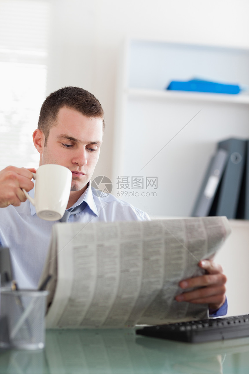 商务人士看报纸 喝咖啡的生意人图片