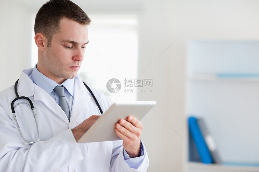 使用平板药片的医生从业者年轻人职业乐器工作外表手术治疗诊所药品图片