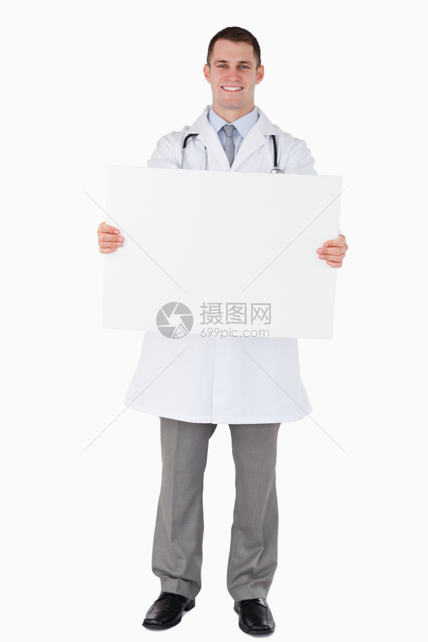 医生拿着一个标志图片