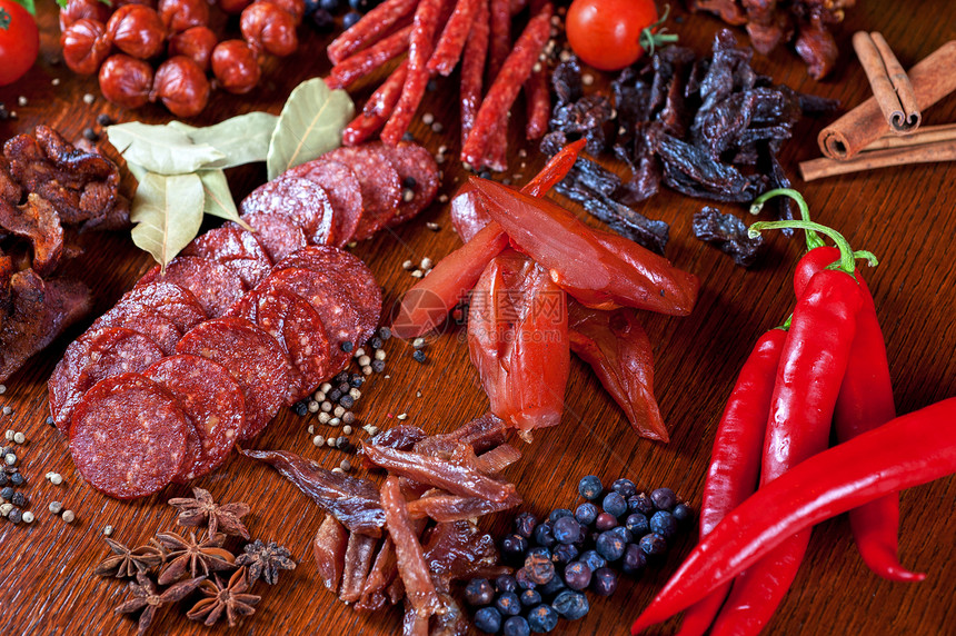 肉类和香肠胡椒团体沙拉火腿厨房治愈猪肉蔬菜辣椒木头图片