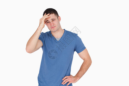 头痛的年轻人衬衫疾病心事沮丧工作室商业寺庙挫折外表疼痛背景图片