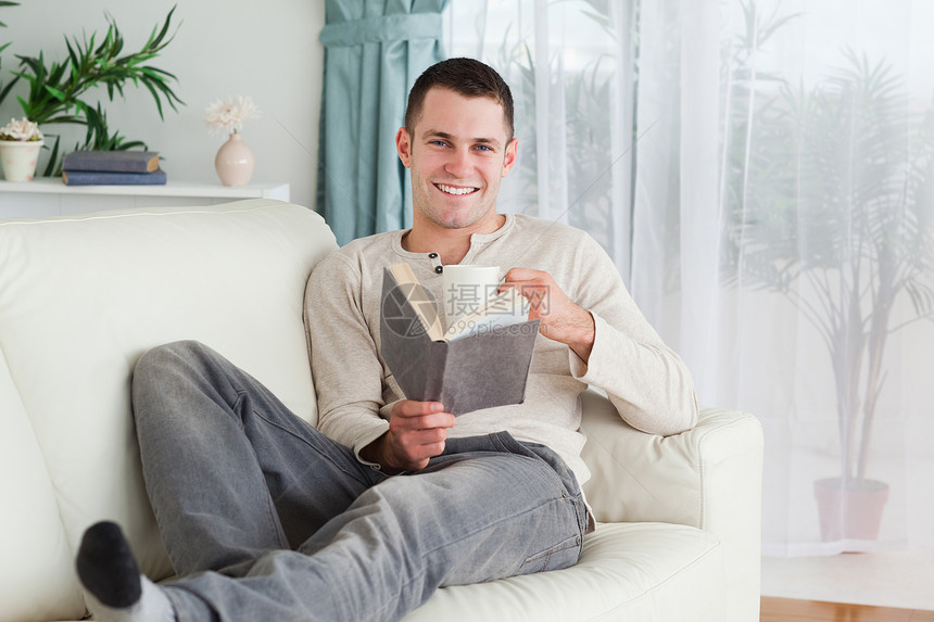 快乐的人阅读一本书退休休闲闲暇外表座位爱好白色专注房子享受图片