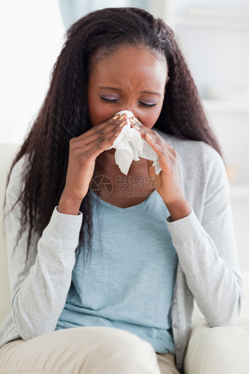 在沙发上吹鼻涕的近身女人发烧受苦疾病痛苦流感组织女性毯子温度治疗图片