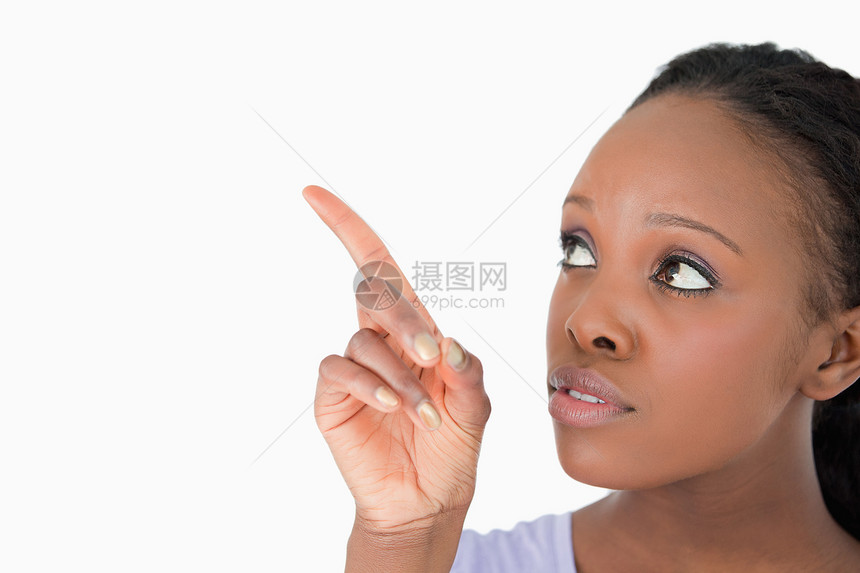 紧贴着女人的指向 在她旁边的东西 她用白色的b图片