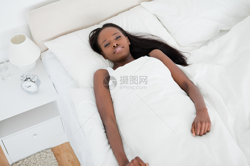 女人躺在床上健康幸福枕头寝具亚麻唤醒就寝卧室快乐女性图片