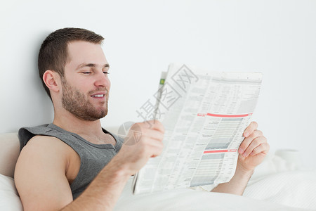 喜欢看报纸的有魅力的男人懒惰的高清图片素材