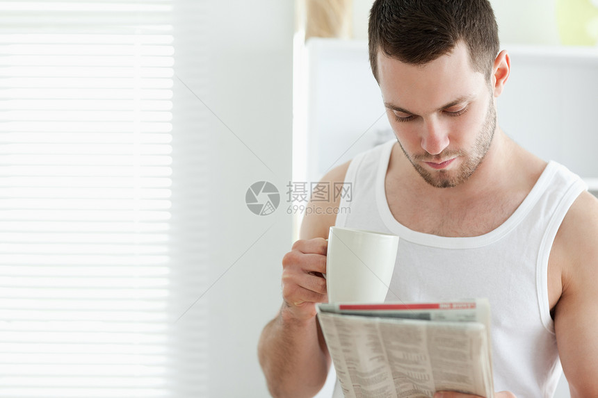 笑脸男人在看新闻时喝咖啡杯子房子厨房文章外表咖啡食物办公室报纸早餐图片