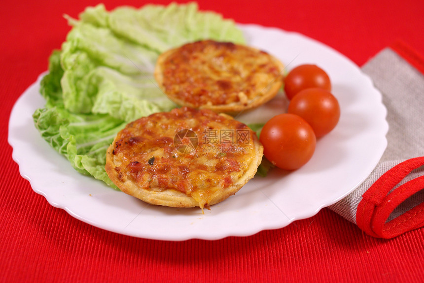 小披萨小件小吃红色午餐宏观美食食物餐饮桌子棕色图片