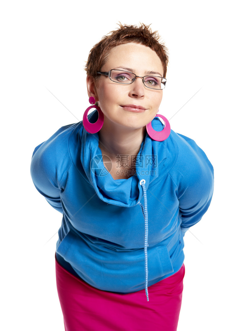 年轻女性制造笑脸孤立在白色上蓝色粉色耳环表情影棚女人嘴巴人类微笑女士图片