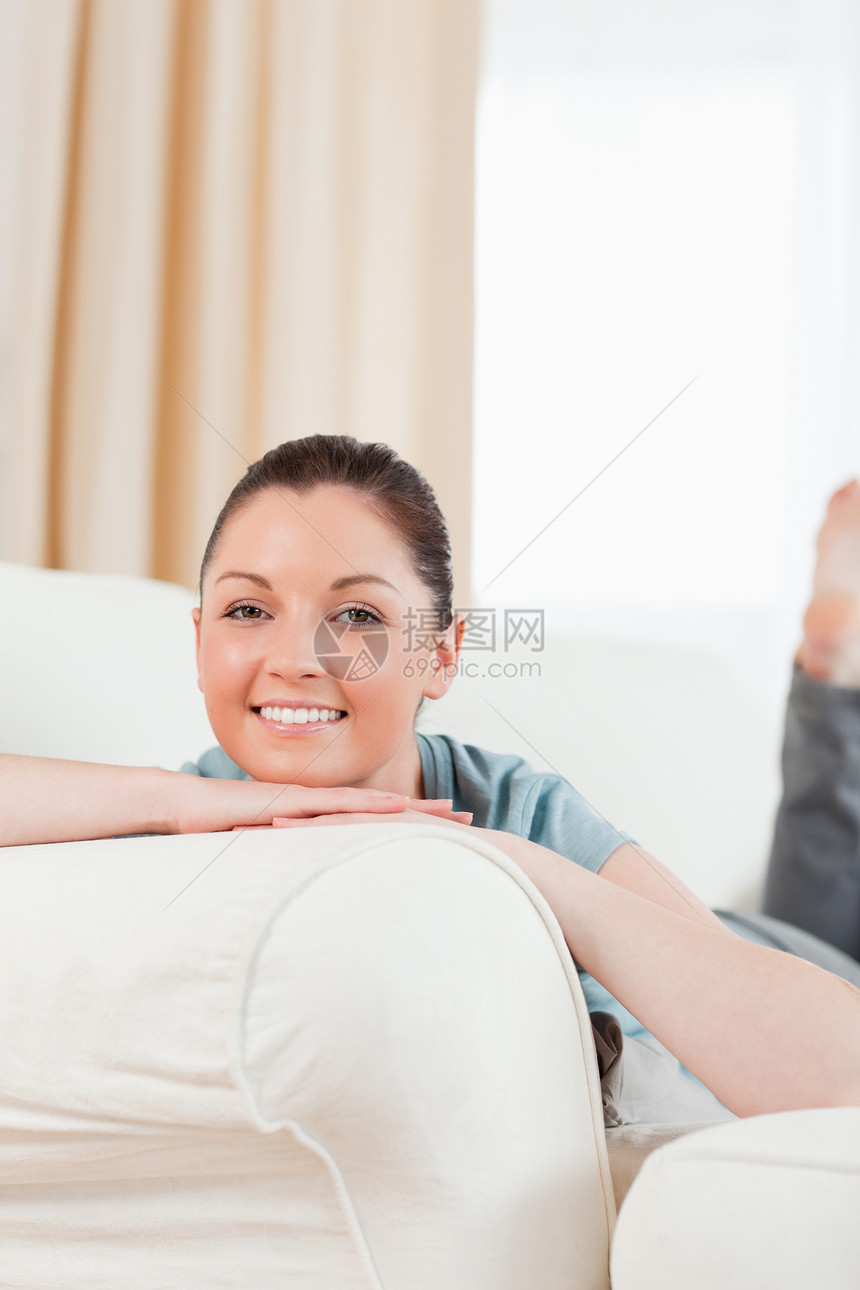 可爱的女人躺在沙发上装扮图片