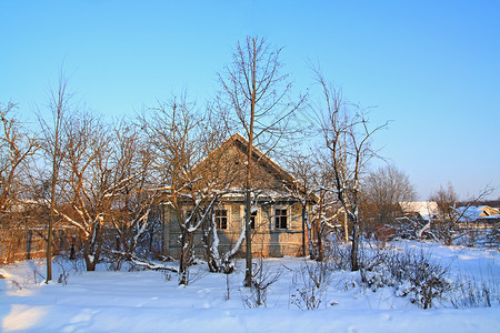 夹雪中的老旧农村住房小玩意儿日志房子树木窗户冒险建筑危机附属平房背景图片