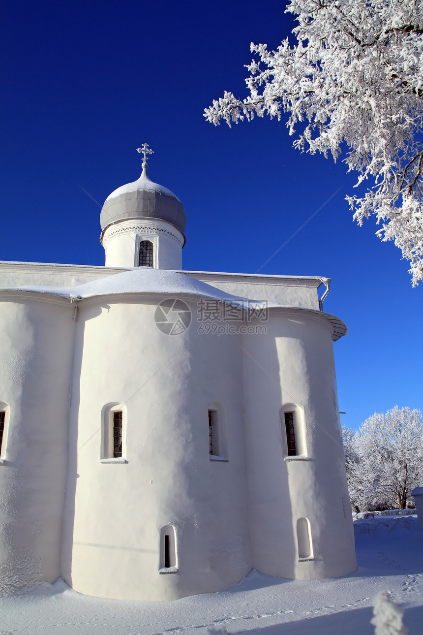 在雪树上与基督教教堂对立天气水晶城市阳光冰柱气象树木建筑季节仙境图片