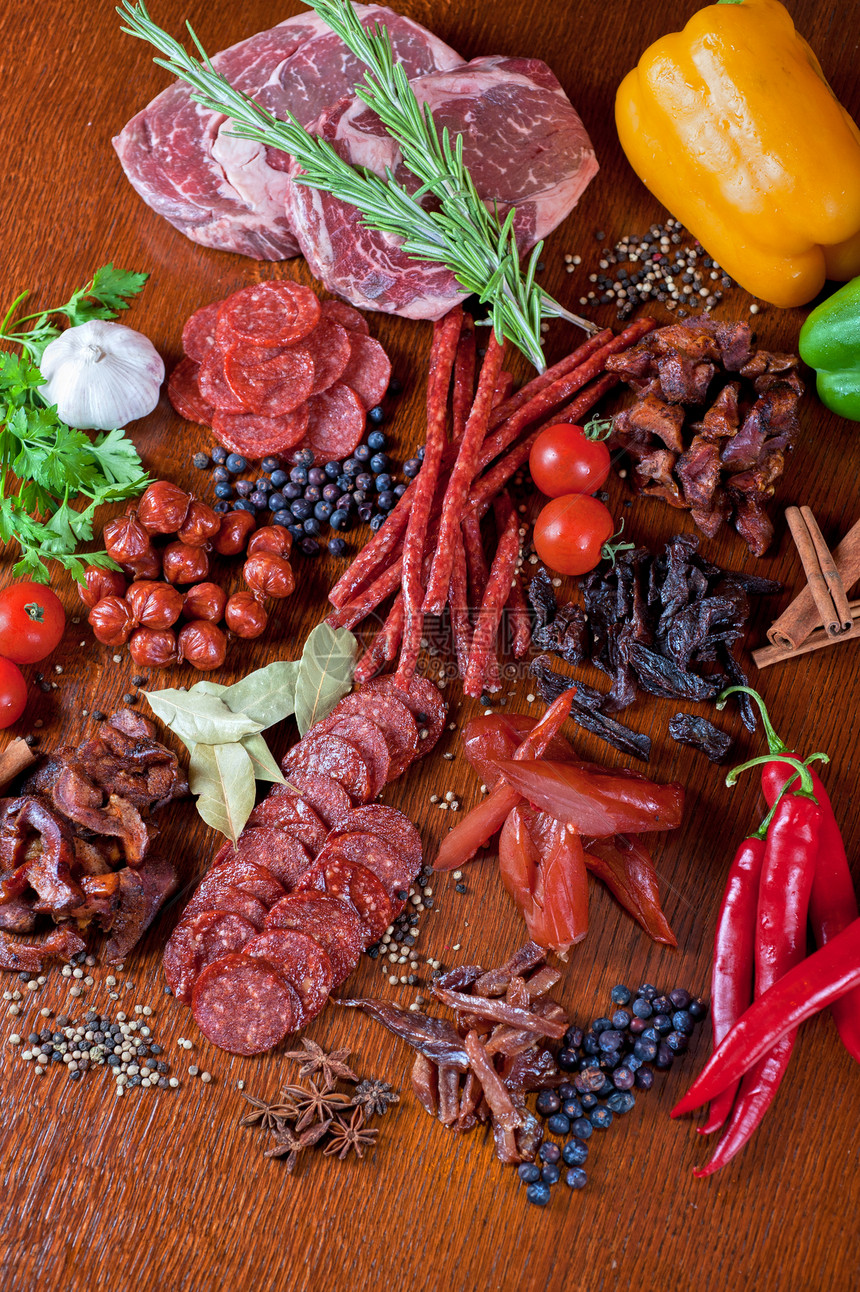 肉类和香肠桌子猪肉食物胡椒香料叶子厨房沙拉牛肉营养图片