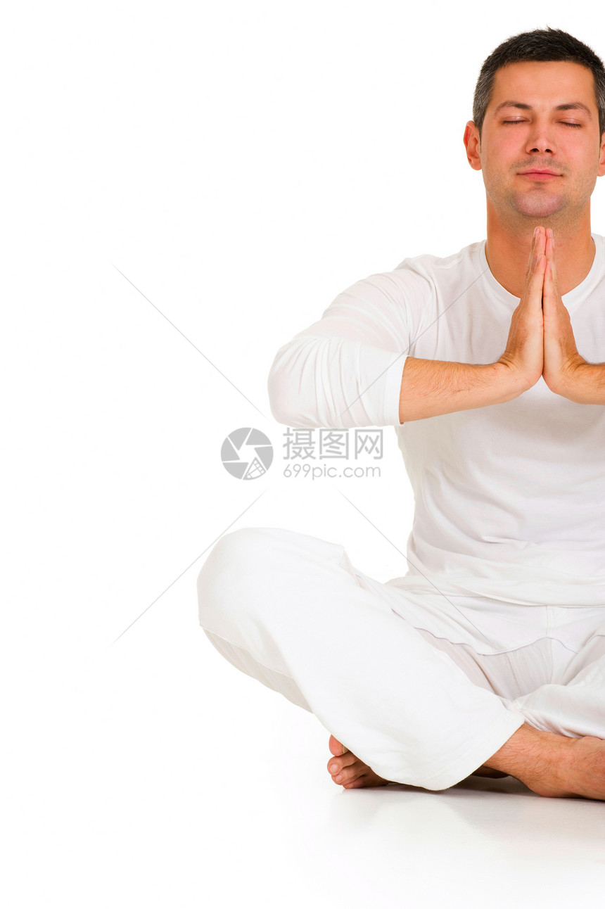穿着白色衣服坐在地板上做瑜伽的男人眼睛赤脚专注运动装成人双手图片