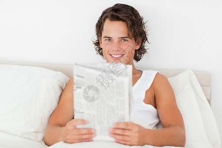 青年男子持有报纸乐趣高清图片素材