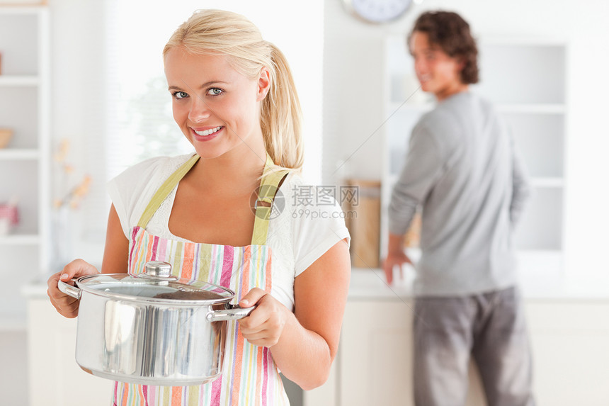 男子洗盘子时妇女装扮的肖像图片
