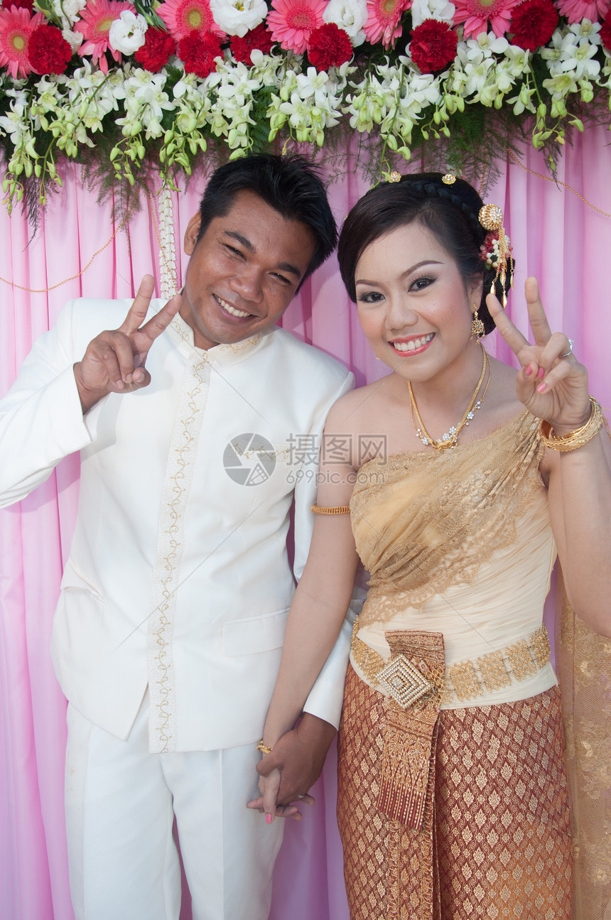 亚洲泰国夫妇新娘和新郎在 w 的泰国婚礼服男人男性夫妻套装微笑文化女性婚礼仪式家庭图片