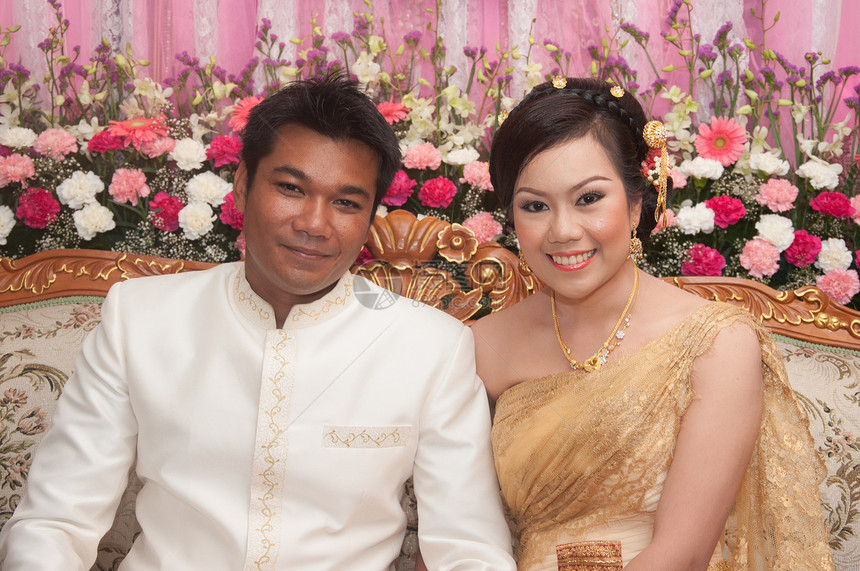 亚洲泰国夫妇新娘和新郎在 w 的泰国婚礼服套装男性女性微笑仪式家庭文化夫妻婚礼男人图片