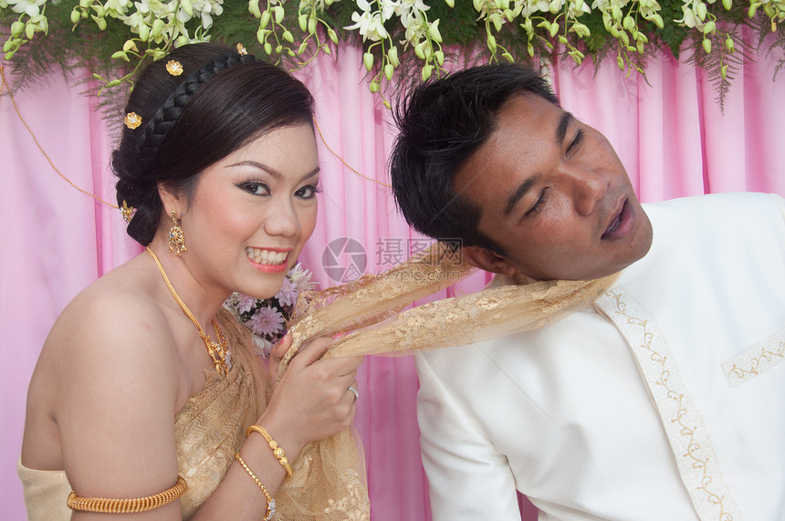 亚洲泰国夫妇新娘和新郎在 w 的泰国婚礼服婚礼男性男人微笑家庭女性文化仪式夫妻套装图片