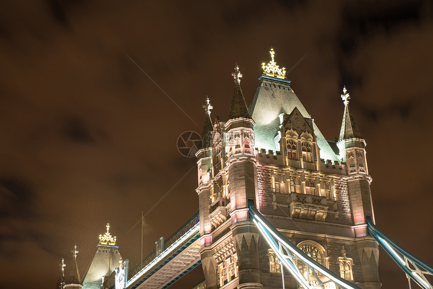 伦敦夜幕塔桥的灯光和颜色蓝色花岗岩天空游客通道纪念碑吸引力旅游建筑地标图片