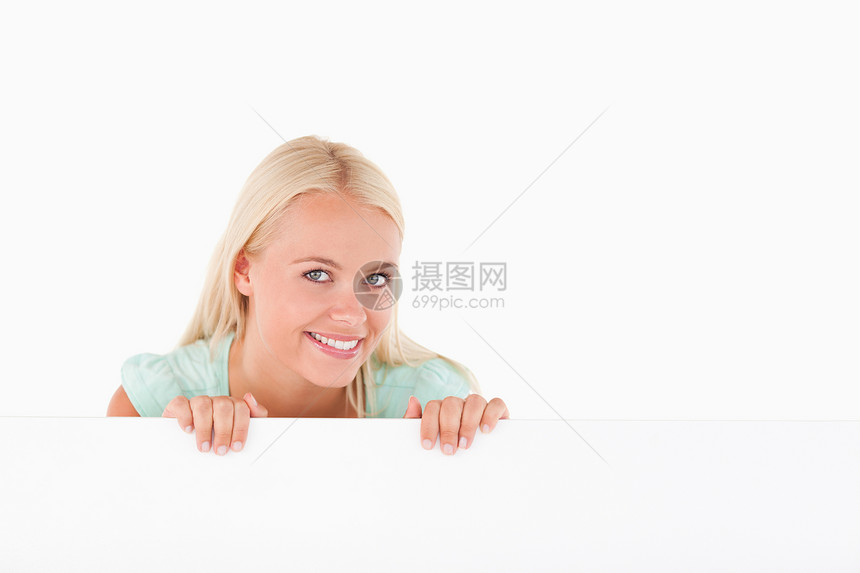 站在白板后面的微笑的女人图片