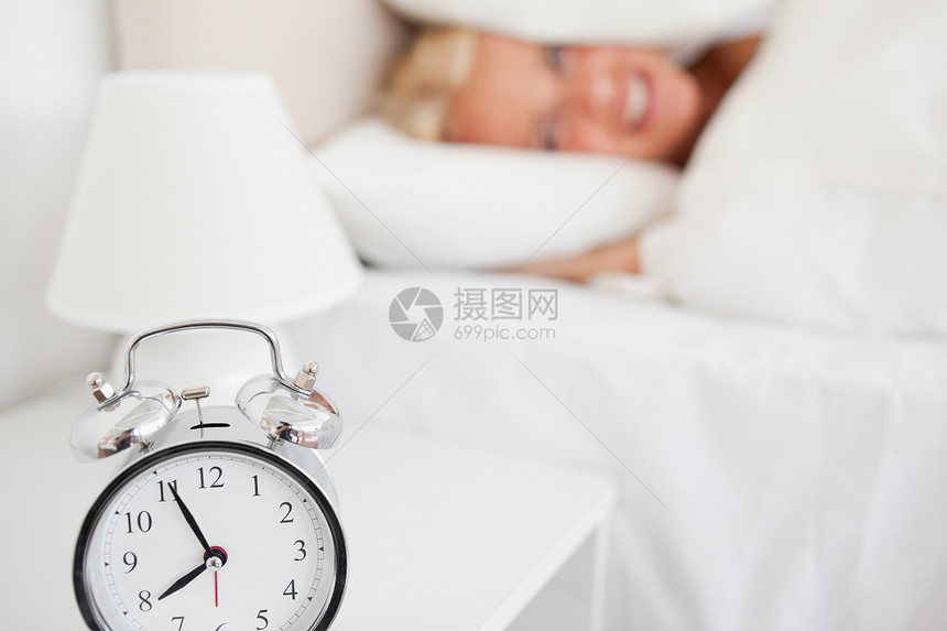 女人把头藏在枕头里 当日清晨响起时图片
