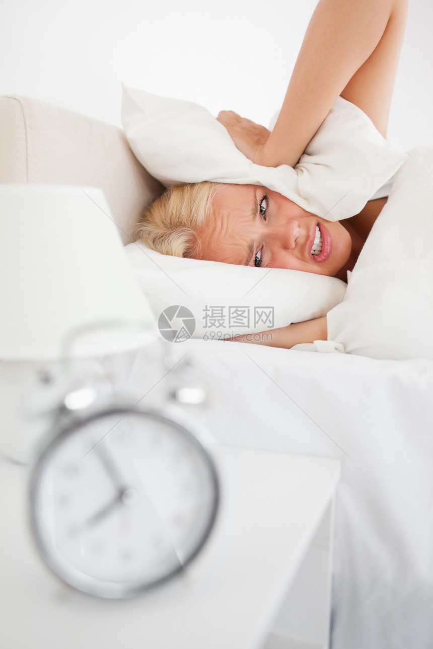 一个疲倦女人的肖像 把她的头藏在枕头里图片