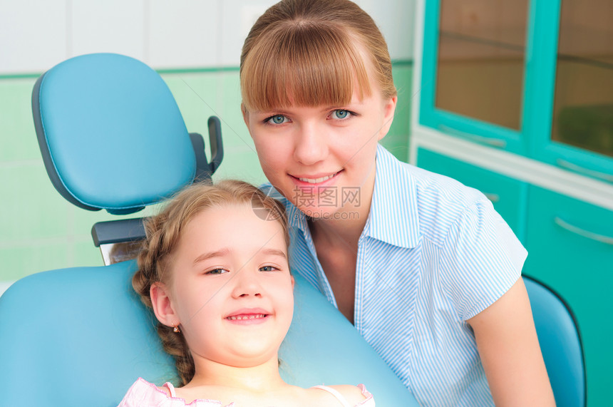 母亲和女儿看牙医外科牙科口腔科病人手术诊所药品团体孩子蓝色图片