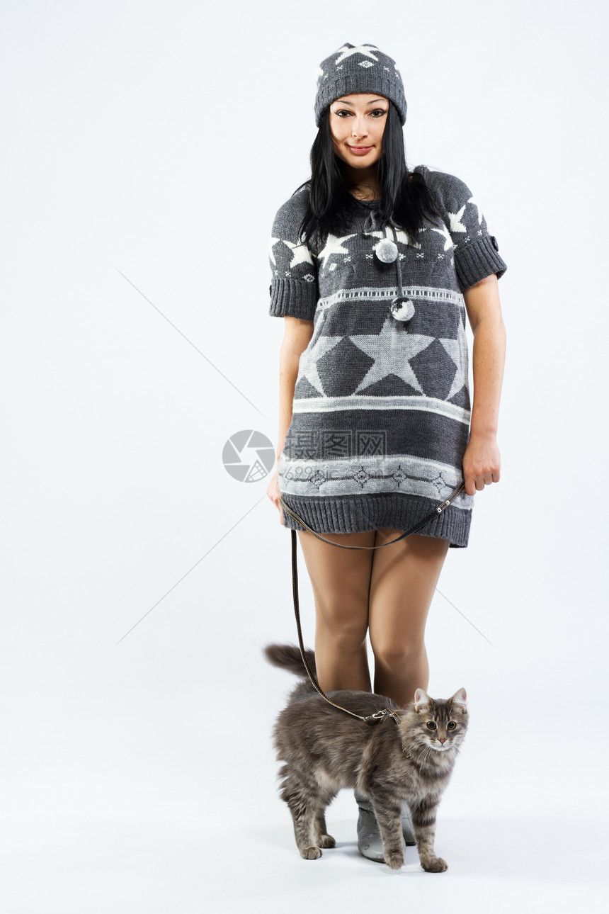 带猫的年轻女士朋友们女性乐趣友谊感情快乐喜悦毛衣宠物工作室图片