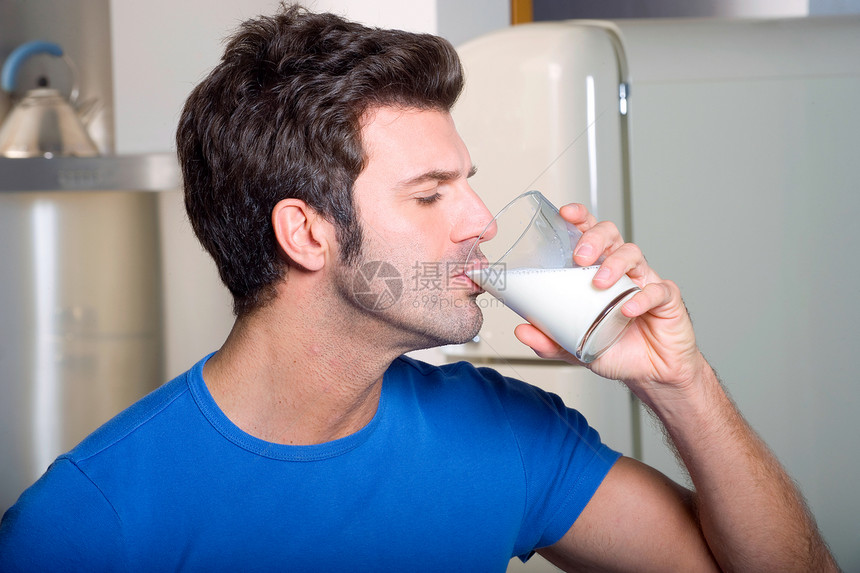 男子饮牛奶早餐饮食食物饮料男人成年人成人休闲装厨房房子图片