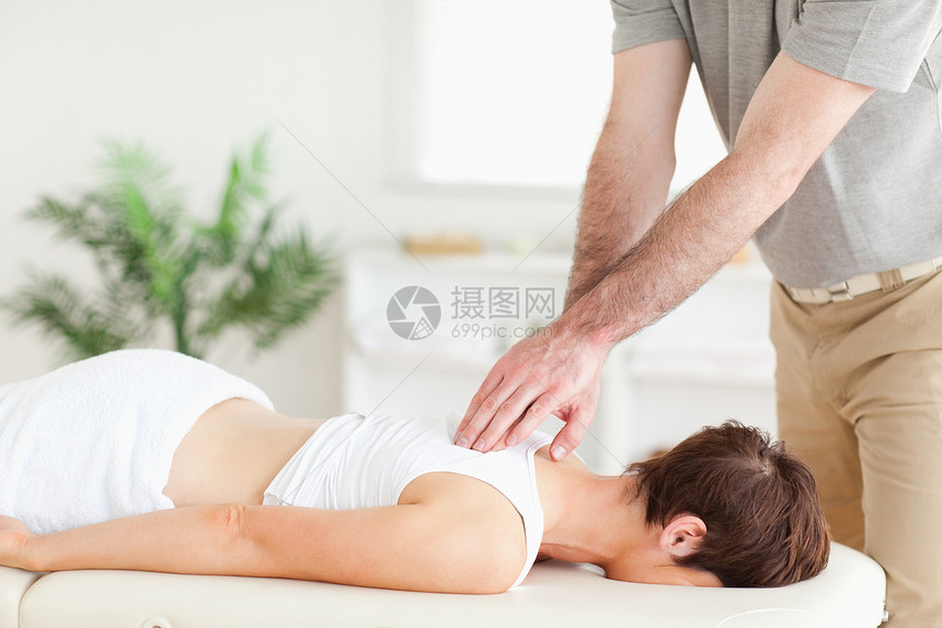 女性顾客背部按摩按摩按摩药品拉伸压力脊椎按摩师运动温泉肩膀女士病人图片