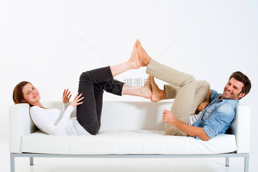 在沙发上对着双脚的配偶图片