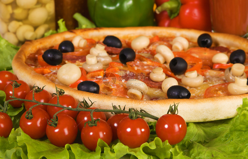 带蔬菜的披萨宏观脆皮课程辣椒香肠盘子营养胡椒午餐烹饪图片
