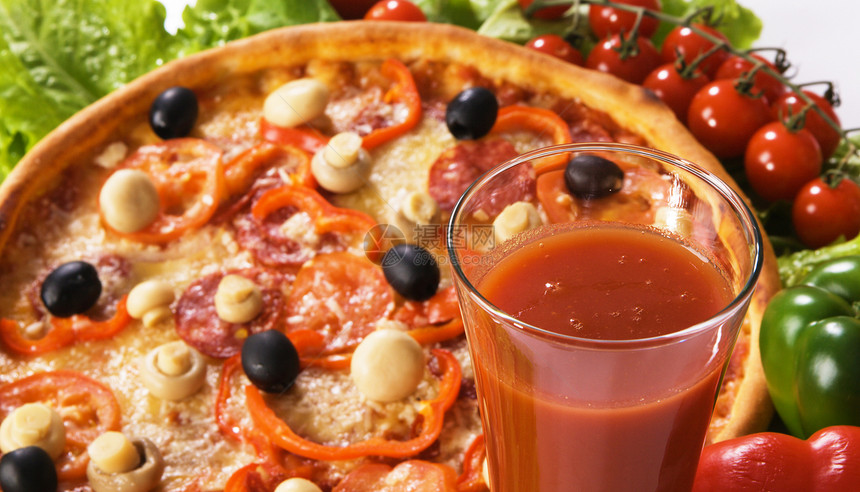 披萨加蔬菜和番茄汁图片