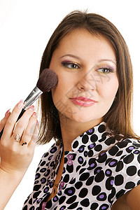 美容的年轻美女化妆美化护理女性艺术家粉末刷子阴影皮肤女士睫毛膏背景图片