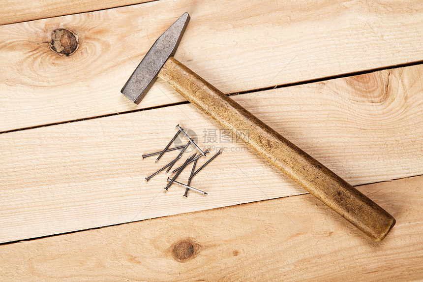 木匠在松林桌上的工具工艺材料黄色硬木控制板木头作坊乐器金属指甲图片