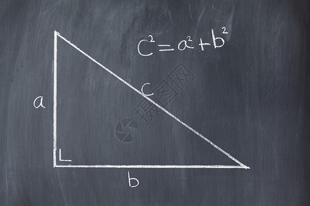 直角公式右三角形 在黑板上配有弹数公式背景
