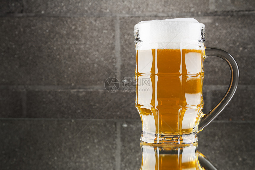 啤酒死生绿色白色玻璃草稿金子饮料黄色泡沫酿造灰色图片