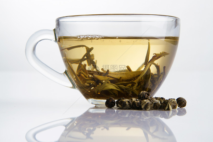 一杯新鲜白茶仪式绿色颗粒剂花瓣草本早餐叶子杯子饮料玻璃图片