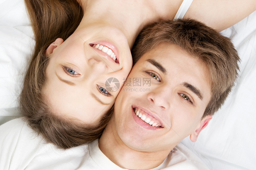 床上美美的年轻夫妻卧室妻子幸福女性牙齿女朋友成人情人男人女孩图片