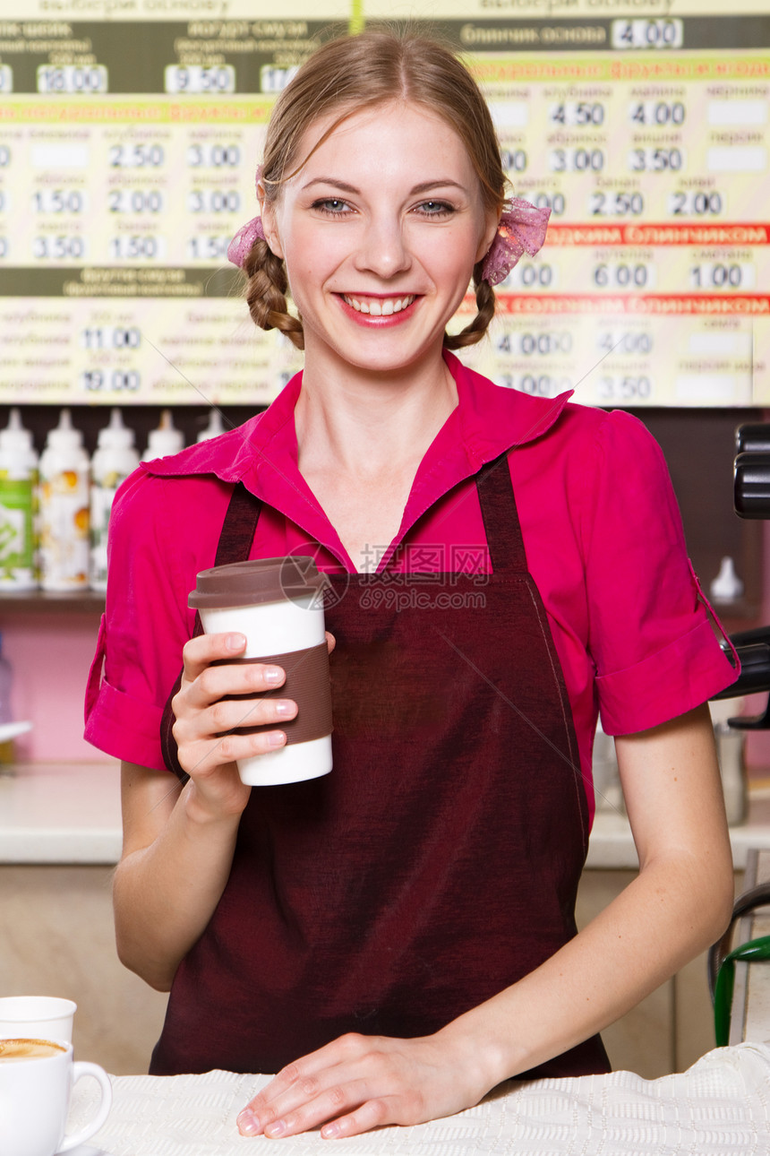 友好的女服务员泡咖啡陈列柜微笑女性牛奶服务店铺食物职业机器咖啡师图片