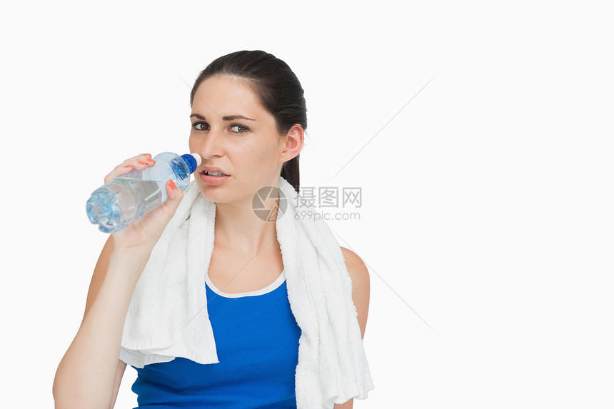 带毛巾饮用水的女运动员图片