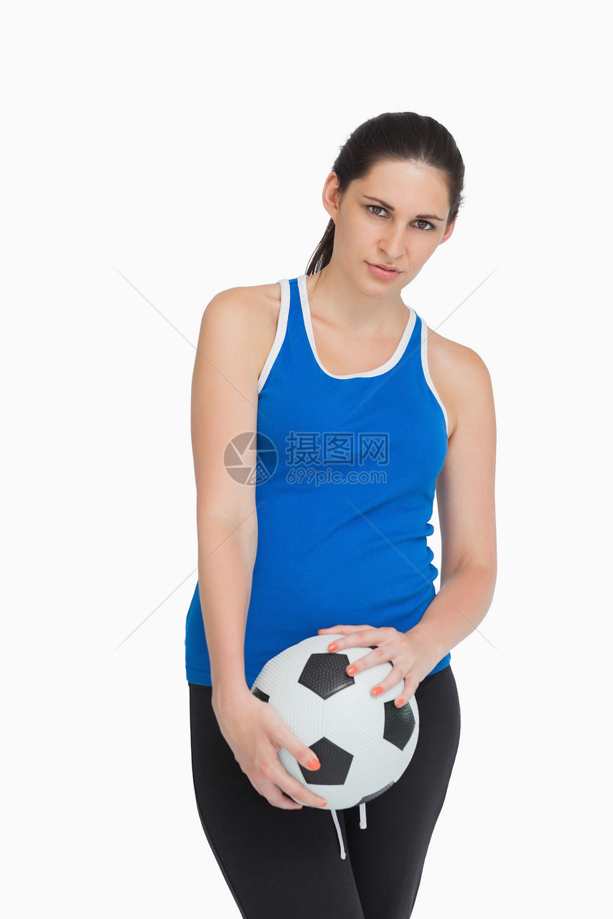拥有足球球的女运动员深色女性女士棕色运动卫衣眼睛黑眼睛乐趣头发图片